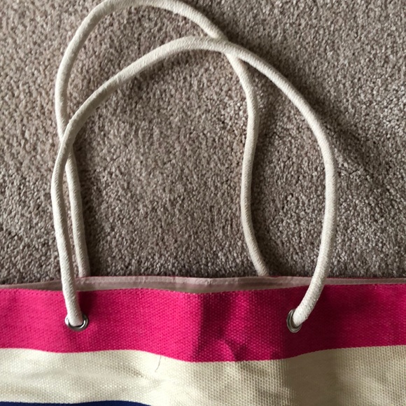 DSW NWT TOTE BAG. approximately 17x14 - Picture 4 of 4